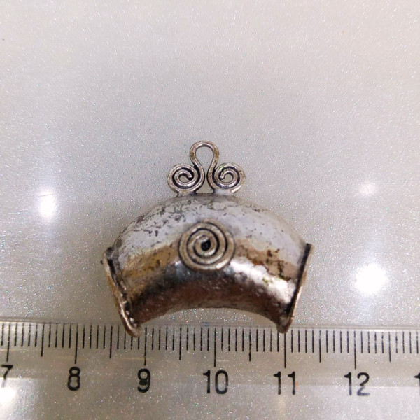 Antik Gümüş Kaplama Pirinç Sarmal Motifli Kolye Ucu Aparatı (25mm) Antik Gümüş Kaplama Pirinç Sarmal Motifli Kolye Ucu Aparatı (25mm)