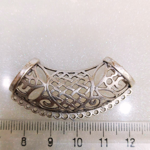 Antik Gümüş Kaplama Pirinç Hasır ve Dantel Motifli Kolye Ucu Aparatı (50mm) Antik Gümüş Kaplama Pirinç Hasır ve Dantel Motifli Kolye Ucu Aparatı (50mm)